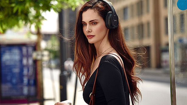 Girl with GV-BT1000-BK.